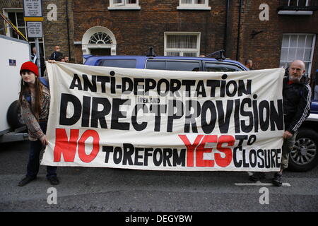 Dublin, Irland. 18. September 2013. Demonstranten halten eine Fahne, die "Anti-Deportation Irland direkte Bereitstellung - Nein zur Reform ja zur Schließung" liest. Demonstranten halten eine Volksversammlung außerhalb der Dail (Irisches Parlament), um Sparmaßnahmen in kleineren Gruppen zu diskutieren. Die Versammlung war Teil eines Tages der Proteste mit der Rückkehr der TDS (Mitglieder des Parlaments) aus ihrer Sommerpause zusammenfallen. Bildnachweis: Michael Debets/Alamy Live-Nachrichten Stockfoto