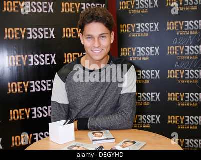 Der einzige Weg ist Essex Stern, Joey Essex D'Reem Haar Produkt Unterzeichnung, Tesco Extra, Chesterfield, Derbyshire, UK Stockfoto