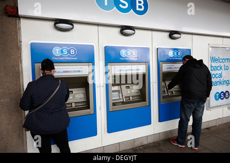 Kunden, die Geldautomaten der neu eröffneten TSB Bank Privatkundenbank in Großbritannien Stockfoto