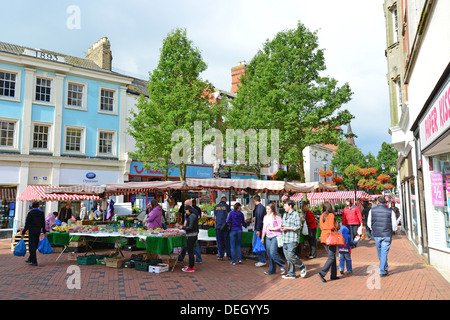 Samstag Markt, Marktplatz, Rugby, Warwickshire, England, Vereinigtes Königreich Stockfoto