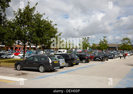 Parkplatz am Cheshire Oaks Designer aus Stadt Verkaufsstelle Rabatt Stockfoto