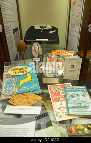 Alle schwarzen Erinnerungsstücke an den Webb Ellis Rugby Football Museum, St. Mathews Street, Rugby, Warwickshire, England, Vereinigtes Königreich Stockfoto