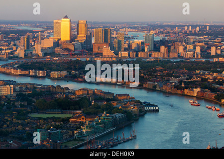 Späten Abend Blick auf East London und Canary Wharf von oben der Shard Wolkenkratzer. Stockfoto
