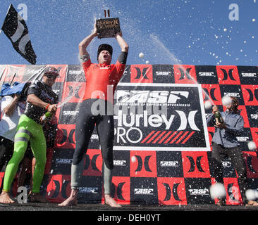 18. September 2013 - San Onofre, Kalifornien, USA - australische Taj Burrow hält seine 2013 Hurley Trophäe wie er mit Champagner um Sekunde überschüttet legen Julian Wison und ehemaligen Profi-Surfer Rob Machado auf der Bühne Wednesday...///ADDITIONAL INFO:---die 2013 Hurley Pro Fort San Onofre State Beach niedriger Böcke am Mittwochmorgen als Konkurrenten in das Finale am Mittwoch Nachmittag ging---Australian Taj Burrow übernahm Fellow Australier Julian Wilson im Finale für den 2013 Hurley Pro am San Onofre Mittwoch Nachmittag. (Kredit-Bild: © David Bro/ZUMAPRESS.com) Stockfoto