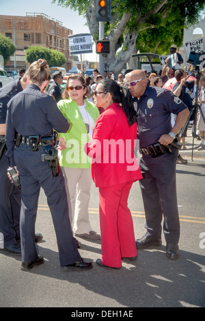 Polizisten in Zivil und Uniform sprechen während der Fast-Food Arbeiter protestieren für höhere Löhne in Los Angeles. Stockfoto