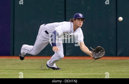 St. Petersburg, Florida, USA. 18. September 2013. JAMES BORCHUCK | Times.Wil Myers fehlt nur einen Hit Elvis Andrus, um Rechte Feld für ein Einzelzimmer im ersten Inning während der Tampa Bay Rays-Spiel gegen die Texas Rangers im Tropicana Field Mittwoch, 18. September 2013 in St. Petersburg, FL. Credit: James Borchuck/Tampa Bay Times/ZUMAPRESS.com/Alamy Live News Stockfoto