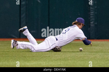 St. Petersburg, Florida, USA. 18. September 2013. JAMES BORCHUCK | Times.Wil Myers fehlt nur einen Hit Elvis Andrus, um Rechte Feld für ein Einzelzimmer im ersten Inning während der Tampa Bay Rays-Spiel gegen die Texas Rangers im Tropicana Field Mittwoch, 18. September 2013 in St. Petersburg, FL. Credit: James Borchuck/Tampa Bay Times/ZUMAPRESS.com/Alamy Live News Stockfoto