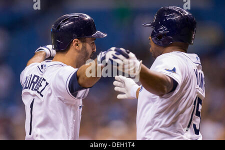 St. Petersburg, Florida, USA. 18. September 2013. JAMES BORCHUCK | Times.Sean Rodriguez, links, ist von Delmon Young, Recht beglückwünscht, nachdem Rodriguez ist zwei-Run Homer gebunden das Spiel 2: 2 im sechsten Inning gegen die Texas Rangers im Tropicana Field Mittwoch, 18. September 2013 in St. Petersburg, FL. Credit: James Borchuck/Tampa Bay Times/ZUMAPRESS.com/Alamy Live News Stockfoto