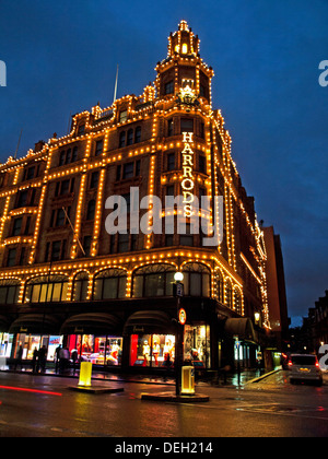 Das Kaufhaus Harrods in der Nacht, Brompton Road, Knightsbridge, Royal Borough of Kensington und Chelsea Stockfoto