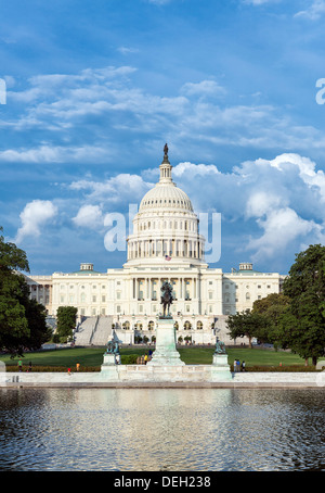 Widerspiegelnder Teich, Ulysses S. Grant Memorial und US Capitol Building, Washington D.C., USA Stockfoto