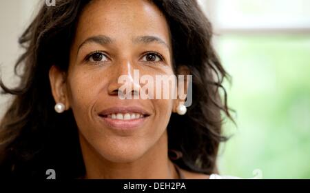 Autor Jennifer Teege posiert in Hamburg, Deutschland, 2. September 2013. Sie präsentiert ihr Buch "Amon - Mein Grossvater Haette mich Erschossen" über KZ-Kommandant Amon Göth. Foto: SVEN HOPPE Stockfoto