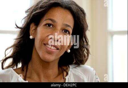 Autor Jennifer Teege posiert in Hamburg, Deutschland, 2. September 2013. Sie präsentiert ihr Buch "Amon - Mein Grossvater Haette mich Erschossen" über KZ-Kommandant Amon Göth. Foto: SVEN HOPPE Stockfoto