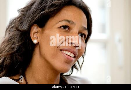 Autor Jennifer Teege posiert in Hamburg, Deutschland, 2. September 2013. Sie präsentiert ihr Buch "Amon - Mein Grossvater Haette mich Erschossen" über KZ-Kommandant Amon Göth. Foto: SVEN HOPPE Stockfoto