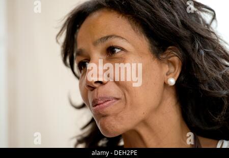 Autor Jennifer Teege posiert in Hamburg, Deutschland, 2. September 2013. Sie präsentiert ihr Buch "Amon - Mein Grossvater Haette mich Erschossen" über KZ-Kommandant Amon Göth. Foto: SVEN HOPPE Stockfoto