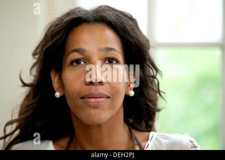 Autor Jennifer Teege posiert in Hamburg, Deutschland, 2. September 2013. Sie präsentiert ihr Buch "Amon - Mein Grossvater Haette mich Erschossen" über KZ-Kommandant Amon Göth. Foto: SVEN HOPPE Stockfoto