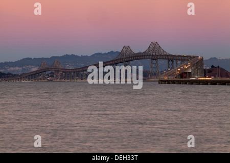 Sonnenuntergang am Richmond-San Rafael Brücke betrachtet von San Rafael, San Rafael, Kalifornien, USA, Nordamerika. Stockfoto