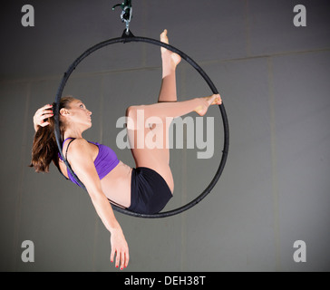 Schöne Frau Turnerin Antenne-Übungen Stockfoto