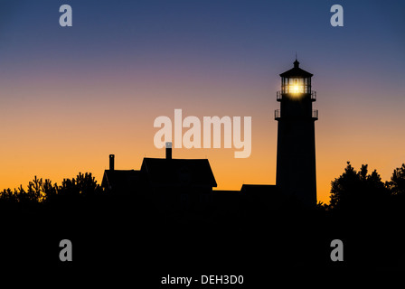 Sillhouette eines Leuchtturms in der Morgendämmerung, Highland Light, Truro, Cape Cod, Massachusetts, USA Stockfoto