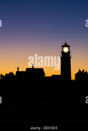 Sillhouette eines Leuchtturms in der Morgendämmerung, Highland Light, Truro, Cape Cod, Massachusetts, USA Stockfoto