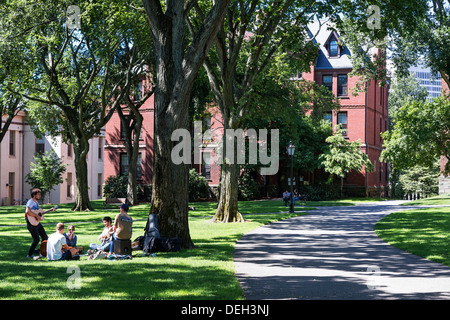 Attraktiven Campus und Studenten Leben in den Commons, Brown University, Providence, Massachusetts, USA Stockfoto