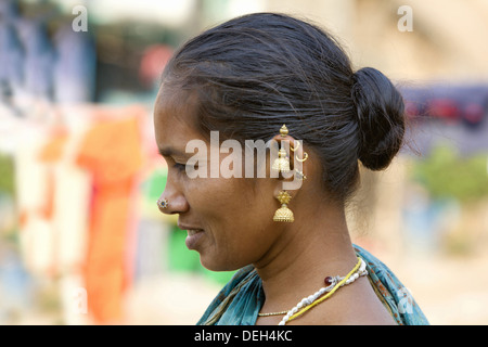 Frau mit Ohrringen, Oriya Stamm, Orissa, Indien. Ländliche Gesichter Indiens Stockfoto