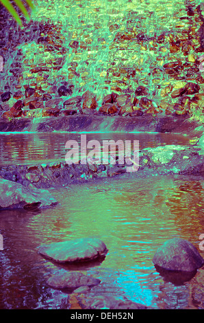 Die kleinen künstlichen Wasserfall und Kanal im Garten. Stockfoto