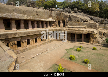 Höhle 1 : Rani Gumpha, Udaygiri Caves, Orissa, Indien. Dreiseitiger offener Innenhof mit Zellen auf jeder Seite, zwei Ebenen, Türen mit Schnitzereien Stockfoto