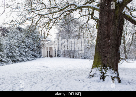 Der Tempel der Bellona von Sir William Chambers (1760) ist von Schnee bedeckt Bäume und Sträucher im Winter - Kew Gardens, London, UK umgeben Stockfoto