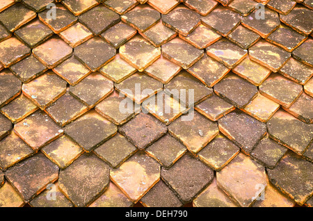 Das Dach gefliest gemacht von Tonmaterial gebacken. Stockfoto