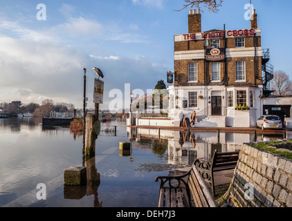 „The White Cross“ Pub mit überflutetem Ufer der Themse bei Flut - Richmond upon Thames, Greater London, Surrey, England, Großbritannien Stockfoto