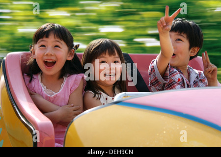 Ostasiatische Kinder draußen spielen Stockfoto