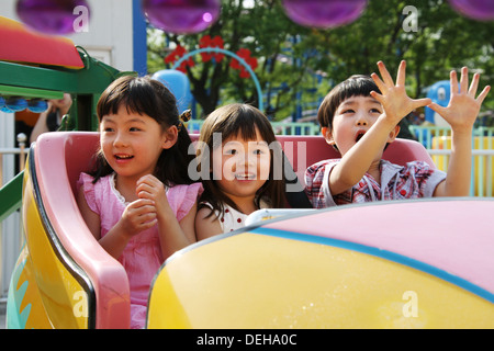 Ostasiatische Kinder draußen spielen Stockfoto