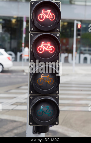 Fahrrad LED Ampel Rotlicht auf Stop Radfahrer kreuzen viel befahrenen Straße Stockfoto