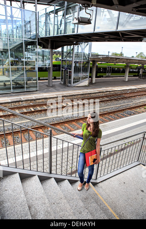 Das Outdoor-Portrait eines Mädchens am Bahnhof Stockfoto