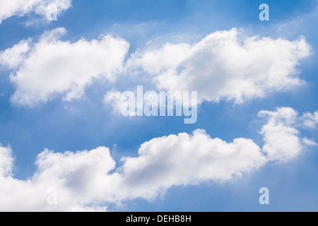 geschwollenen Wolken Himmel glänzende Atmosphäre Stockfoto