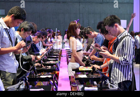 Tokio, Japan. 19. September 2013. Besucher versuchen, ihre Hände auf Spielautomaten in den Aussteller-Ständen im Makuhari Messe Convention Center am Eröffnungstag der Tokyo Game Show, einer der weltweit größten Fachmesse für Entwickler von Videospielen in Makuhari, östlich von Tokio, auf Donnerstag, 19. September 2013. Bildnachweis: Natsuki Sakai/AFLO/Alamy Live-Nachrichten Stockfoto