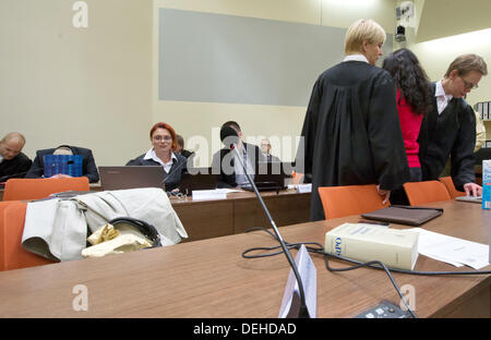 München, Deutschland. 19. September 2013. Beschuldigten Beate Zschaepe (2-R) steht zwischen ihre Anwälte Anja Sturm (3-R) und Wolfgang Heer (R) in den Gerichtssaal in München, 19. September 2013. Die NSU Neonazi-Gruppe rund um Zschaepe wird gedacht, um zwischen 2000 und 2007 zehn Menschen getötet haben. Foto: PETER KNEFFEL/Dpa/Alamy Live News Stockfoto