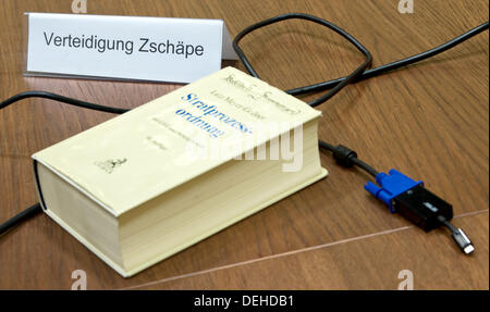 München, Deutschland. 19. September 2013. Ein Schild mit der Aufschrift "Verteidigung Zschaepe" in den Gerichtssaal in München, 19. September 2013. Die NSU Neonazi-Gruppe rund um Zschaepe wird gedacht, um zwischen 2000 und 2007 zehn Menschen getötet haben. Foto: PETER KNEFFEL/Dpa/Alamy Live News Stockfoto