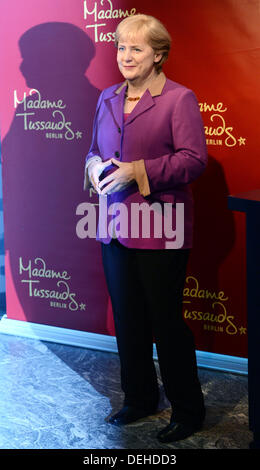 Berlin, Deutschland. 19. September 2013. Die neue Wachsfigur von Bundeskanzlerin Angela Merkel bei Madame Tussauds Wachsfigur in Berlin, Deutschland, 19. September 2013. Merkel ist die erste Person mit zwei Figuren in der Berliner Ausstellung. Foto: JENS KALAENE/Dpa/Alamy Live News Stockfoto