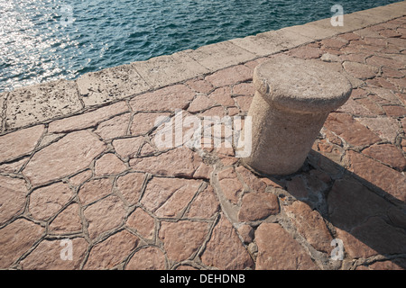 Alten Marine Festmacher Poller stehen auf Stein Pier in Montenegro Stockfoto