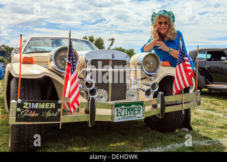 Pinky Risley, der Besitzer von einem 1980 Zimmer Golden Spirit, 2-türiges Cabriolet, Stockfoto