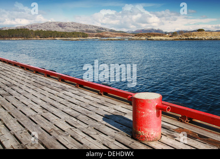Roten Festmacher Poller auf dem Pier in Norwegen Stockfoto