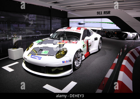 Internationale Automobilausstellung in Frankfurt am Main, Deutschland. Porsche 911 RSR Rennwagen auf der 65. IAA in Frankfurt, Deutschland am 17. September Stockfoto