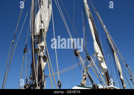 Mast Segel und Seile auf eine vintage Yacht in Concarneau, Bretagne, Frankreich. Stockfoto