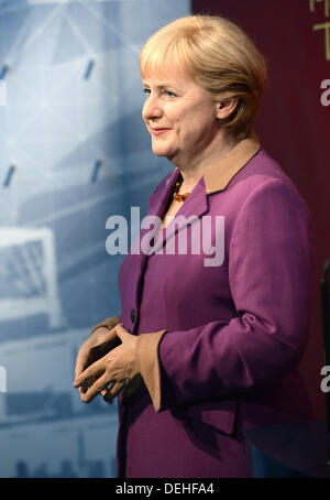 Berlin, Deutschland. 19. September 2013. Die neue Wachsfigur von Bundeskanzlerin Angela Merkel bei Madame Tussauds Wachsfigur in Berlin, Deutschland, 19. September 2013. Merkel ist die erste Person mit zwei Figuren in der Berliner Ausstellung. Foto: JENS KALAENE/Dpa/Alamy Live News Stockfoto