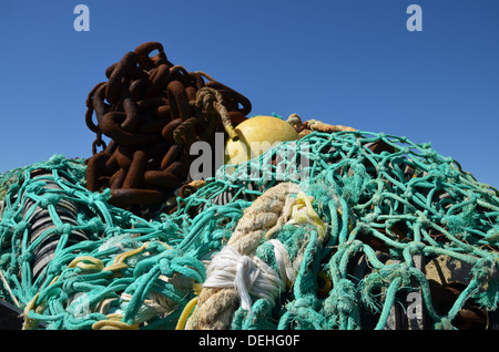 Grüne Angeln Net, Kette und gelb Schwimmer gegen blauen Himmel in Le Guilvinec, Bretagne, Frankreich. Stockfoto