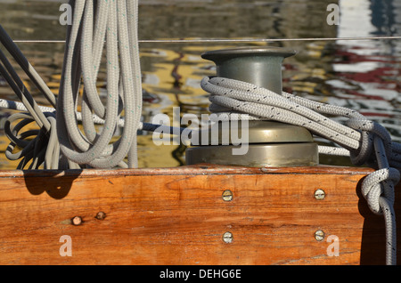 Nahaufnahme einer Vintage Bootsdecks mit einer Winde und Seile im Hafen von Douarnenez, Bretagne, Frankreich. Stockfoto