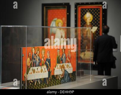 Die Brust Top "sterben Zwei Gastmaehler" von 1450 (siehe unten) und der "Tritych-Altar der Heiligen Sippe" von 1420 sind abgebildet in der Ausstellung "Geheimnisse der Maler? Köln im Mittelalter "im Wallraf-Richartz-Museum in Köln, Deutschland, 19. September 2013. Die Ausstellung läuft vom 20. September 2013 bis 9. Februar 2014. Foto: HENNING KAISER Stockfoto