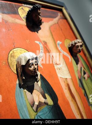 "Christus am Kreuz zwischen Maria und Johannes", ein Gemälde mit geschnitzten Köpfen, ist in der Ausstellung "Geheimnisse der Maler? Köln im Mittelalter "im Wallraf-Richartz-Museum in Köln, Deutschland, 19. September 2013. Die Ausstellung läuft vom 20. September 2013 bis 9. Februar 2014. Foto: HENNING KAISER Stockfoto