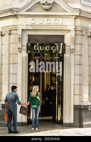 Käufer vor und Personal im Inneren der alten Bond St. Gucci Store, London, UK No Sales auf Alamy oder anderswo Stockfoto